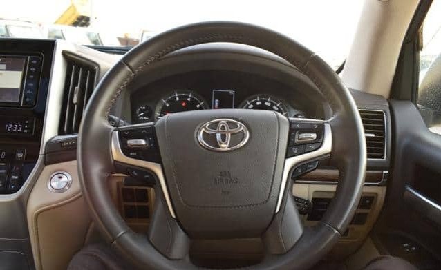 TOYOTA LAND CRUISER FULL OPTION